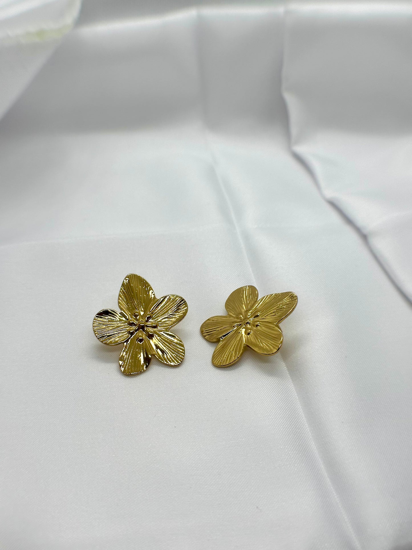 Boucles d’oreilles fleur dorée