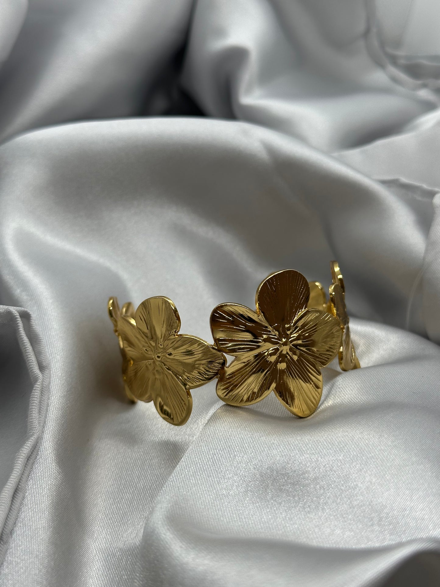 🌸 Bracelet Fleur Dorée – Acier inoxydable