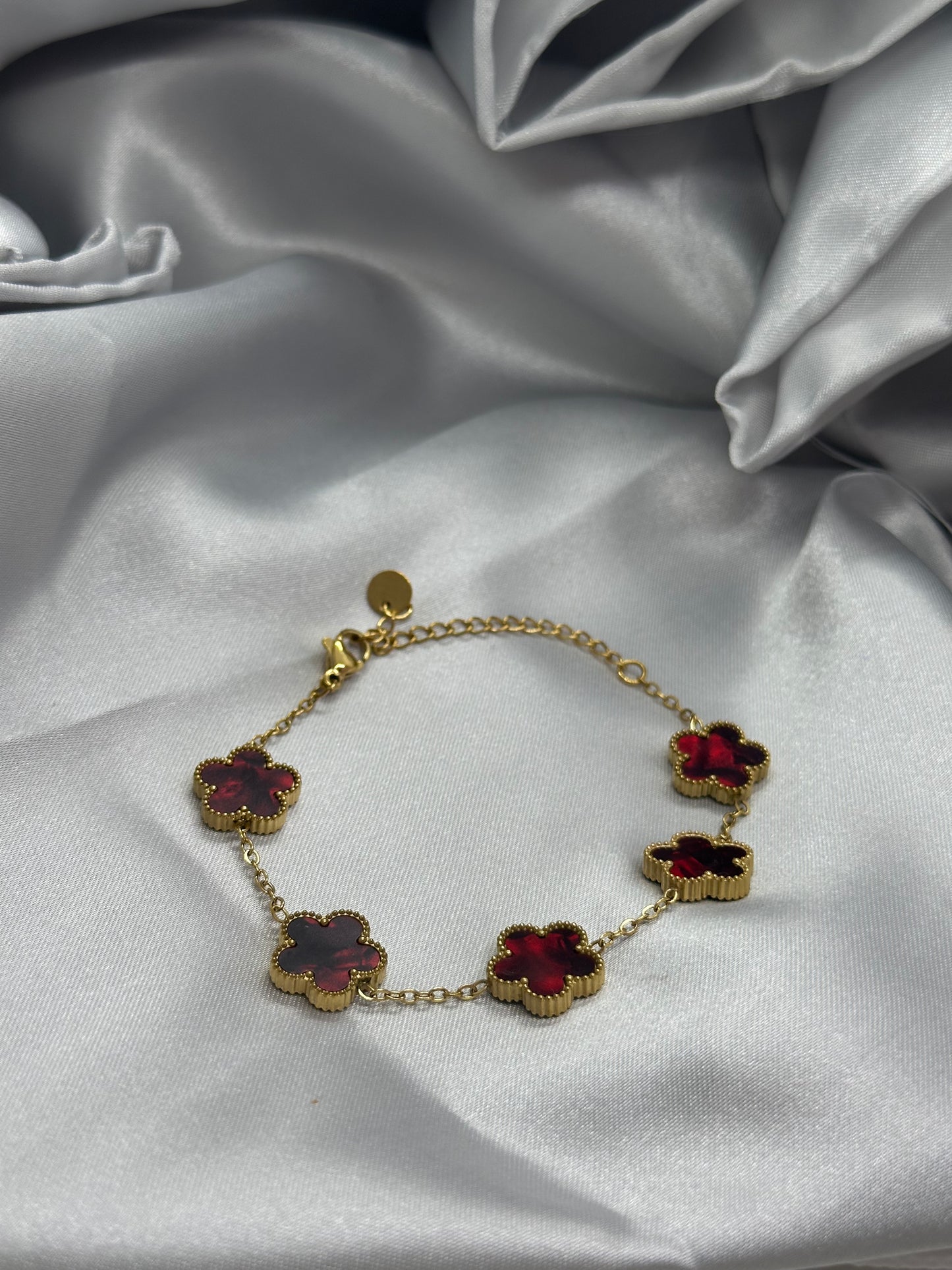 ❤️ Bracelet Trèfles Rouge Rubis – Acier Inoxydable Doré