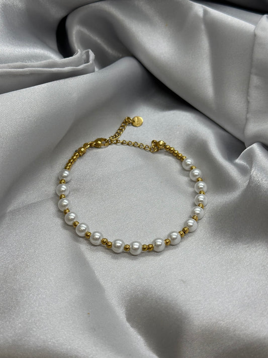 Bracelet perles blanches & acier inoxydable doré – Élégance intemporelle