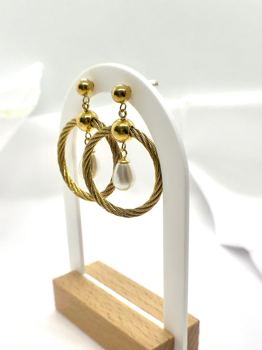 Boucles d’oreilles pendantes dorées torsadées avec perle blanche