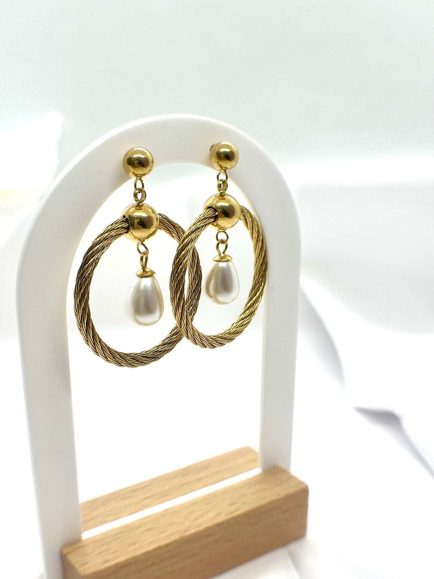 Boucles d’oreilles pendantes dorées torsadées avec perle blanche