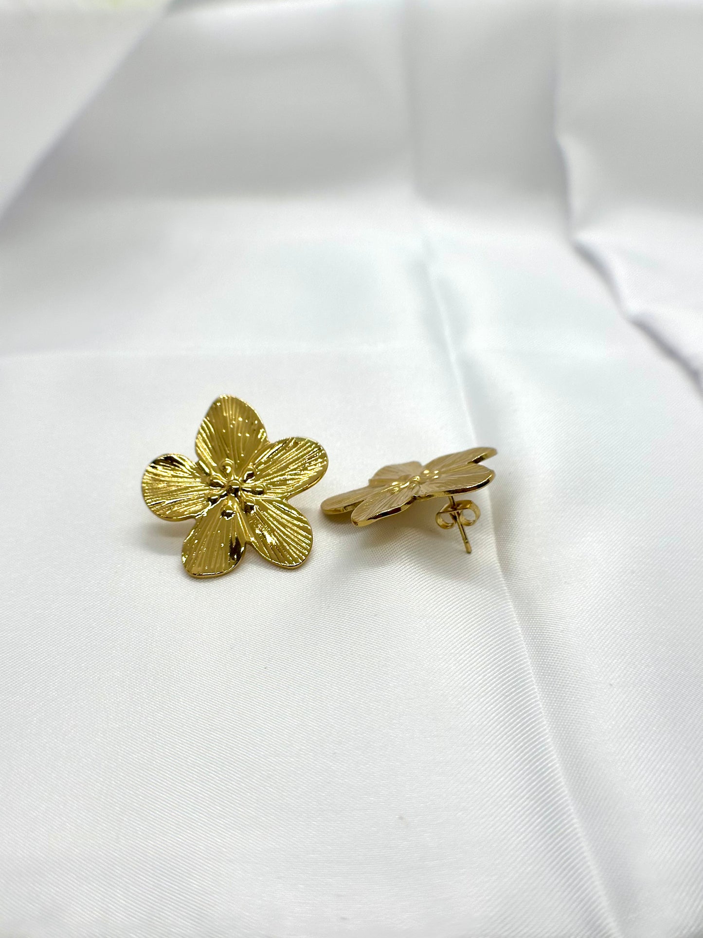Boucles d’oreilles fleur dorée