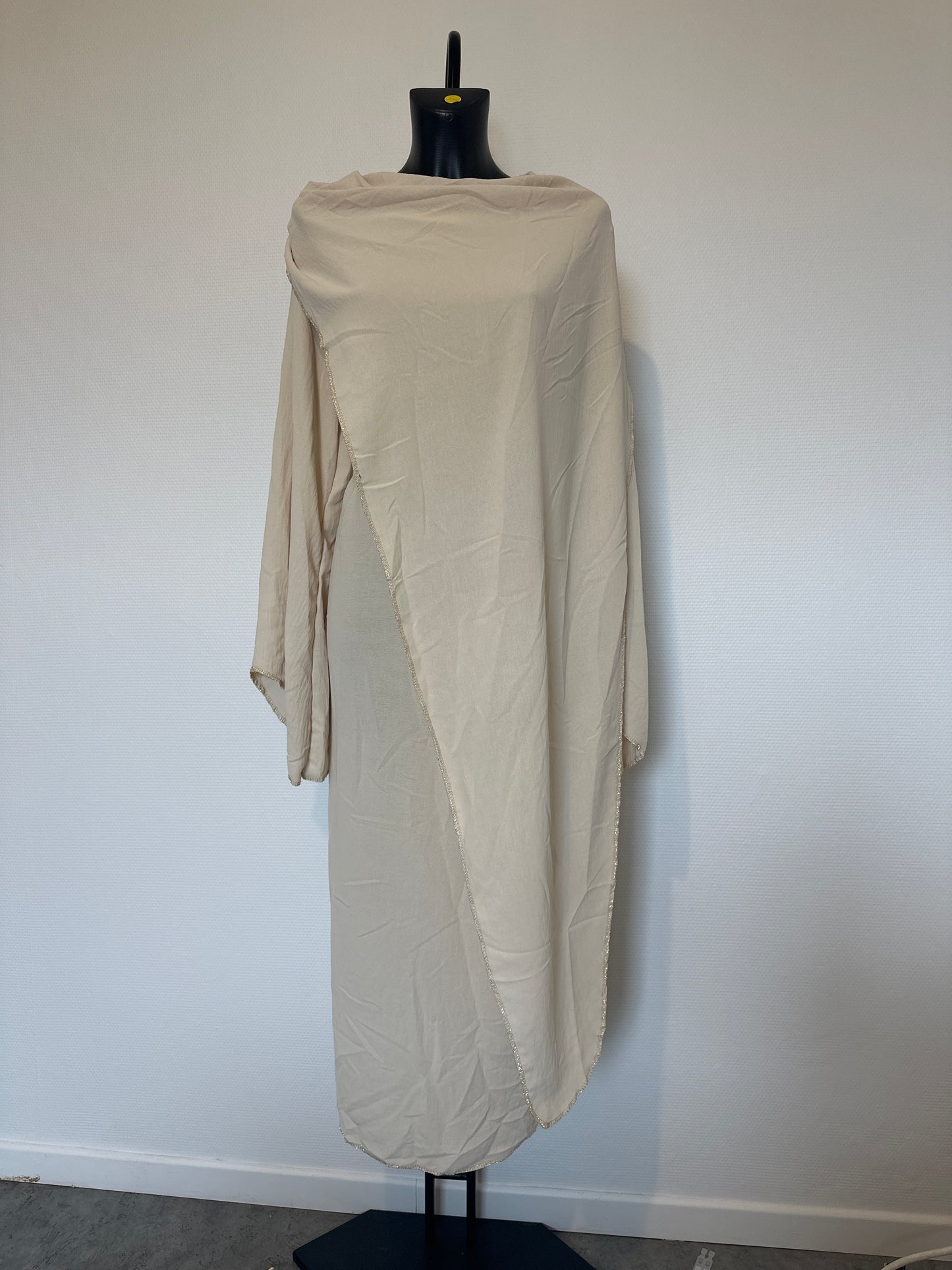 Abaya beige élégante avec détails dorés et poches