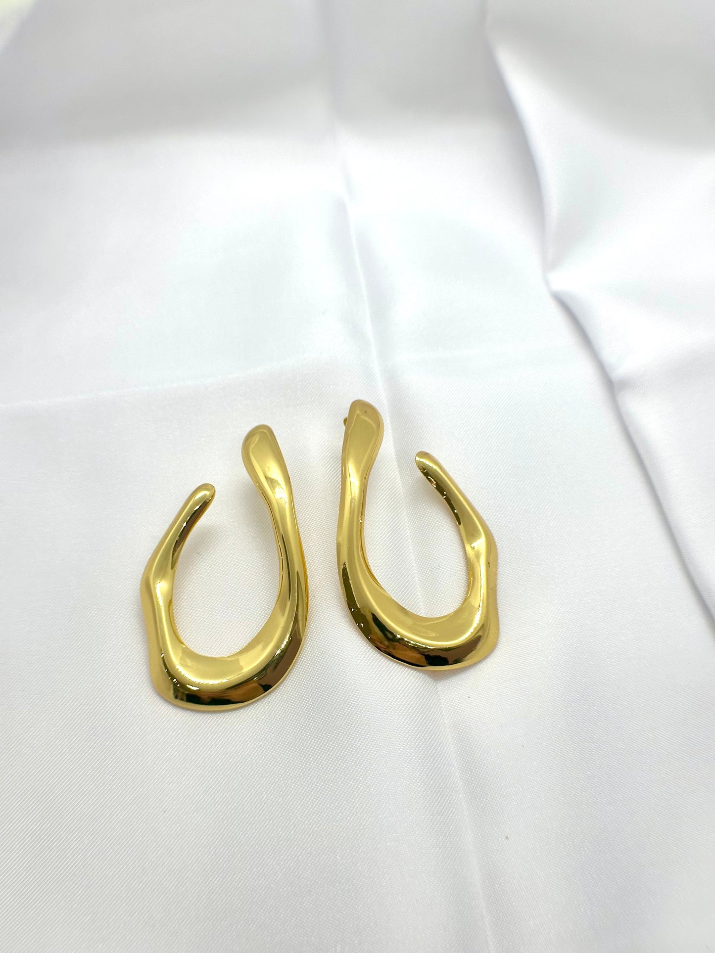 Boucles d’oreilles, forme fluide moderne