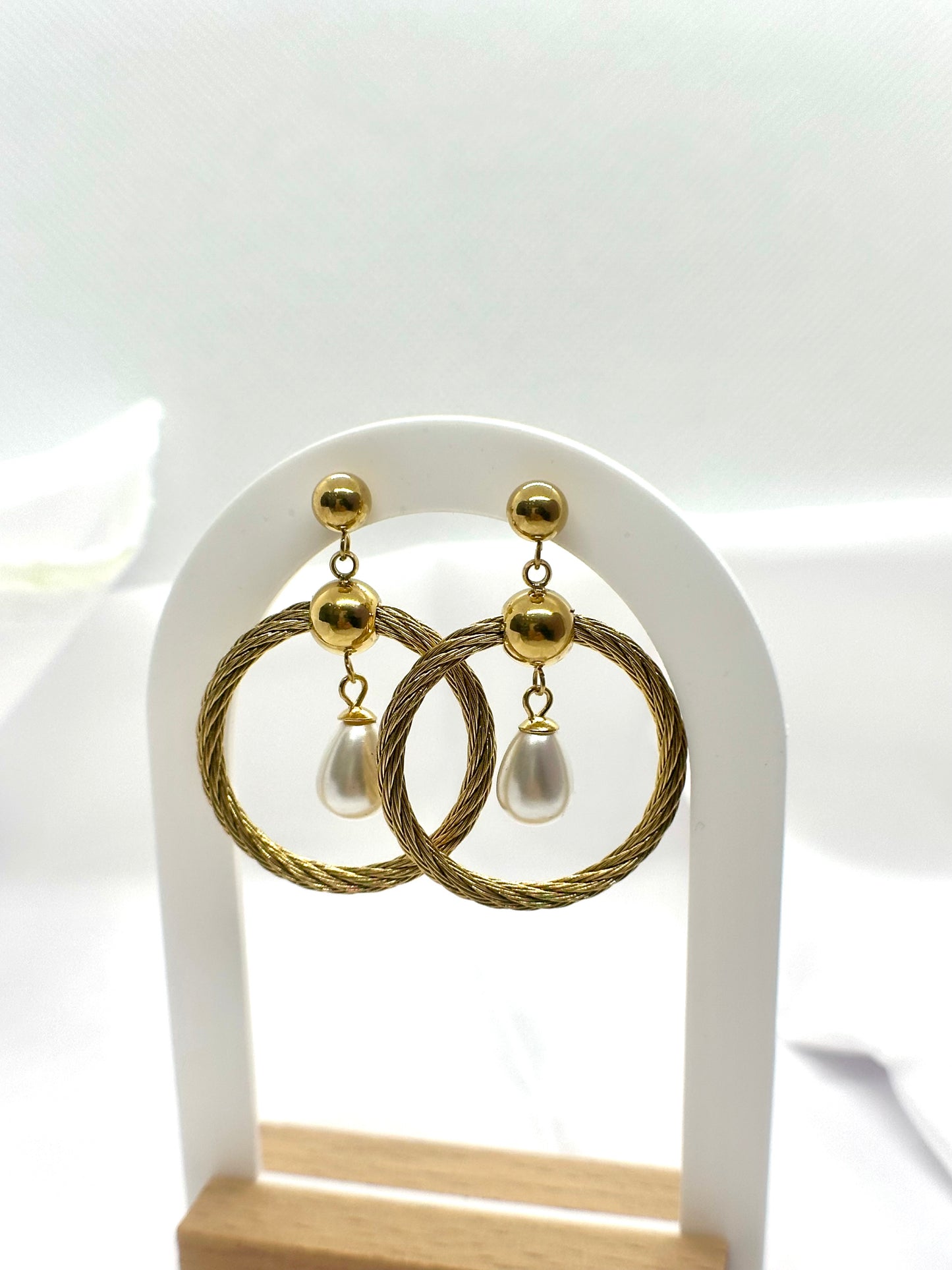 Boucles d’oreilles pendantes dorées torsadées avec perle blanche