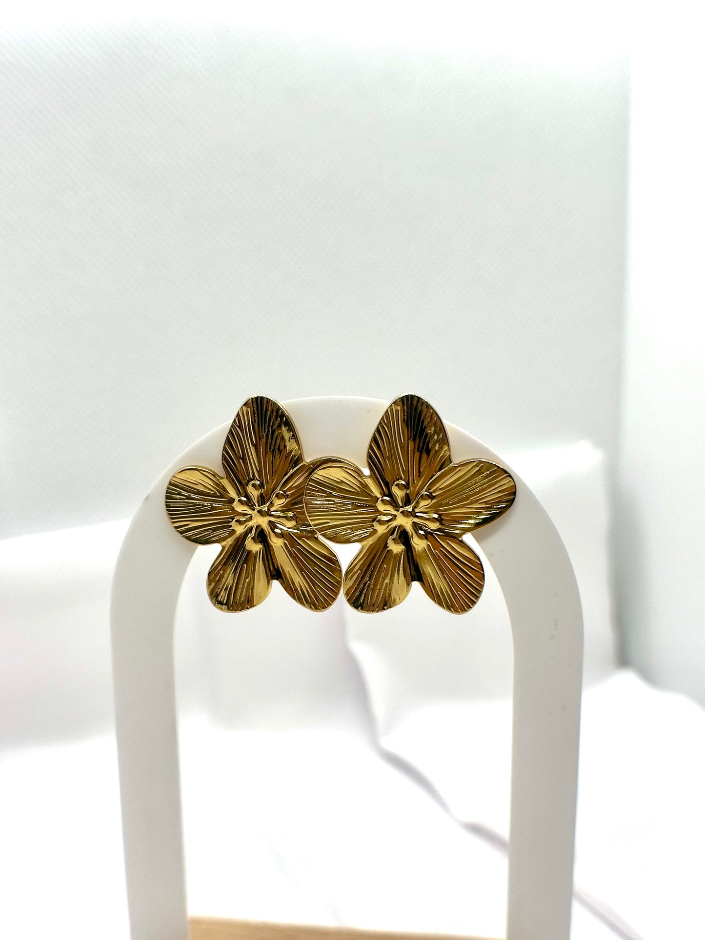 Boucles d’oreilles fleur dorée
