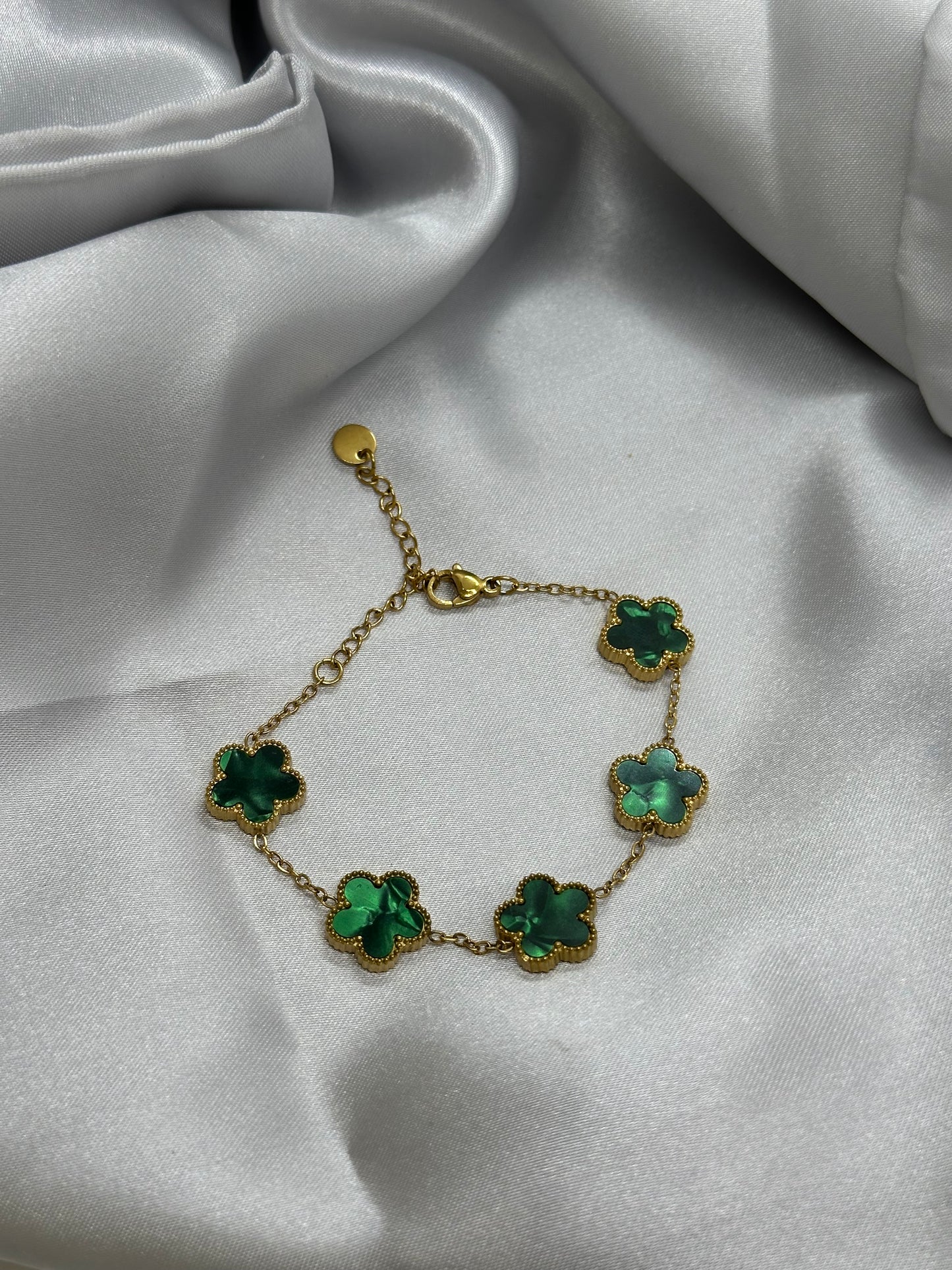 🍀 Bracelet Trèfles Émeraude – Acier Inoxydable Doré
