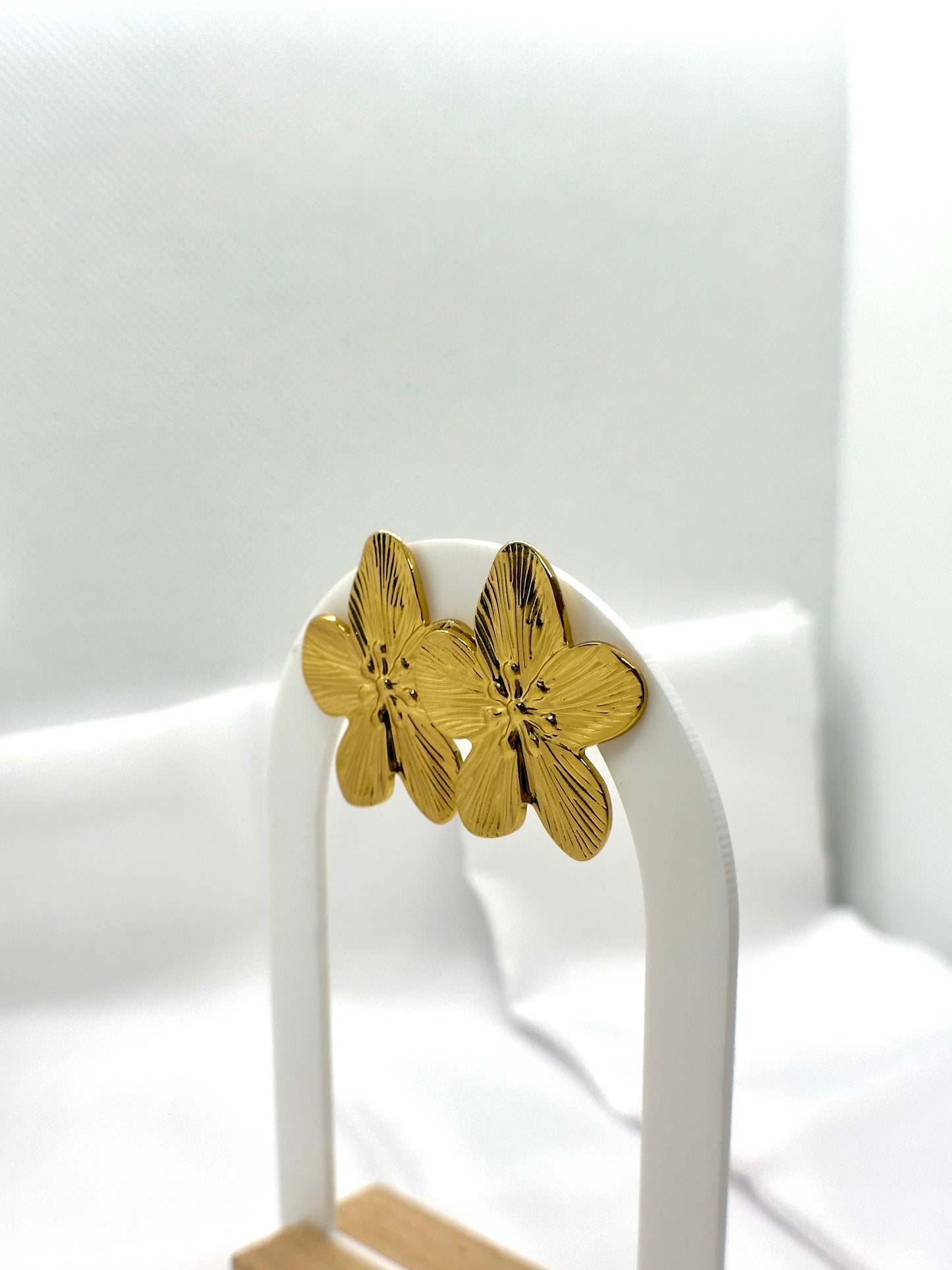 Boucles d’oreilles fleur dorée