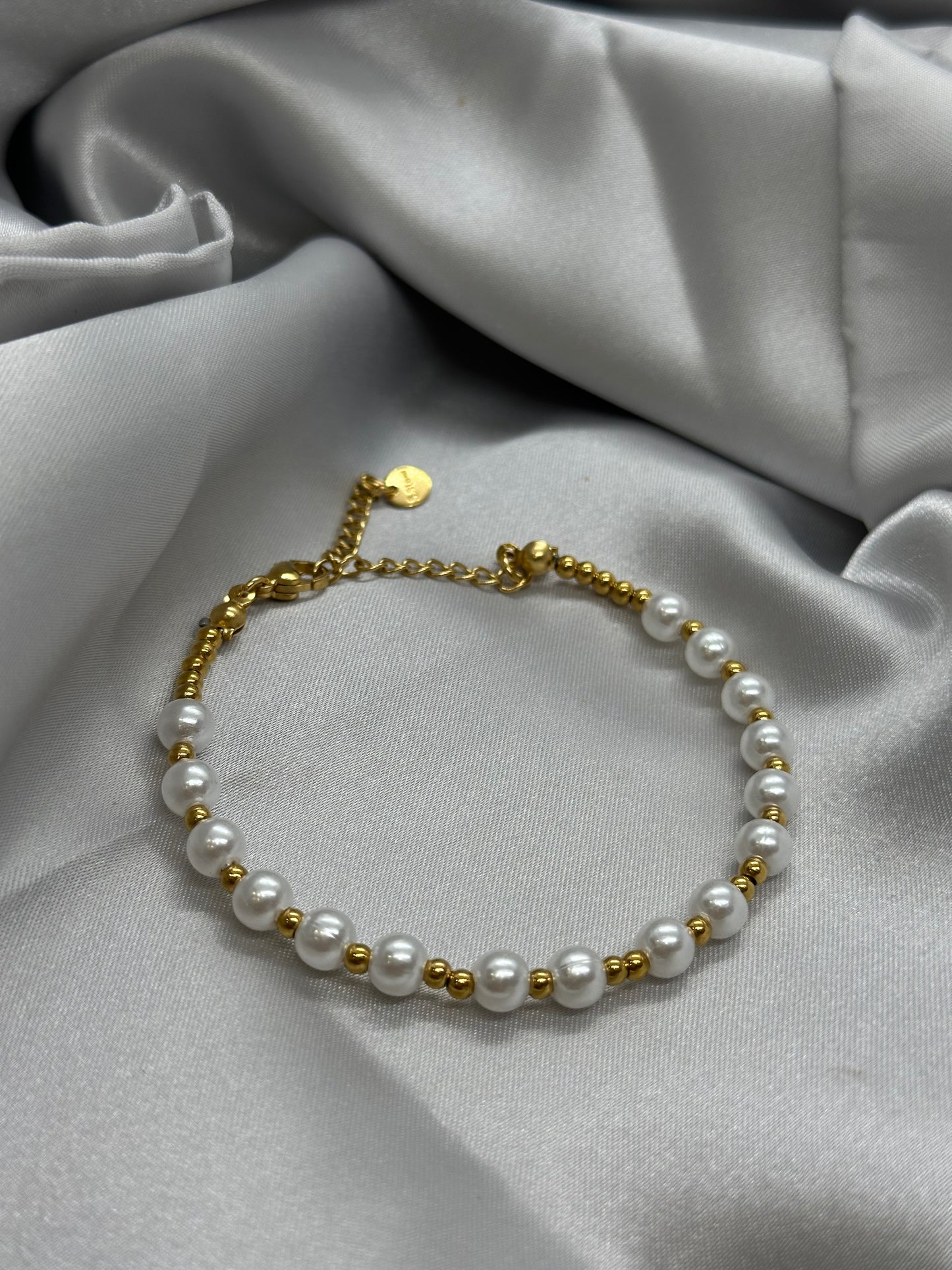 Bracelet perles blanches & acier inoxydable doré – Élégance intemporelle