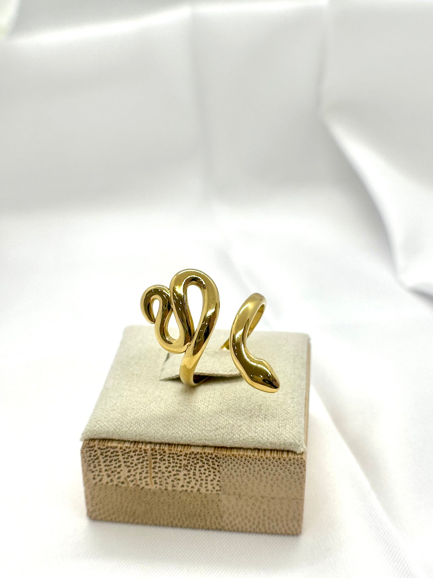 Bague serpent enlacée