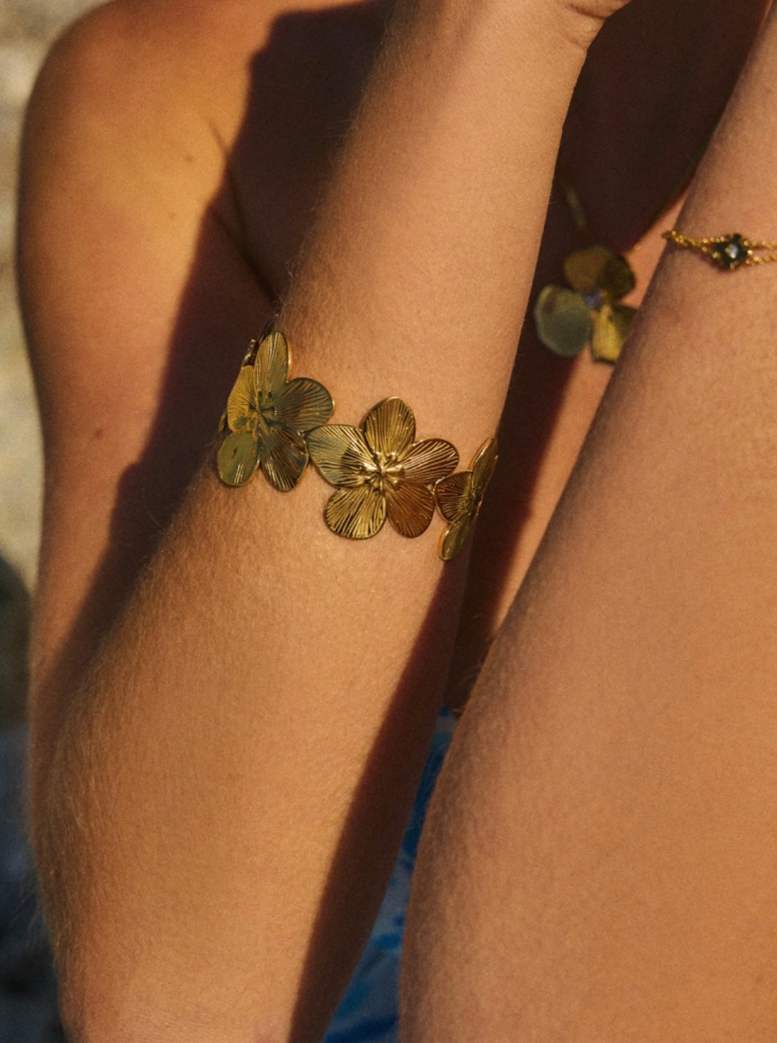 🌸 Bracelet Fleur Dorée – Acier inoxydable