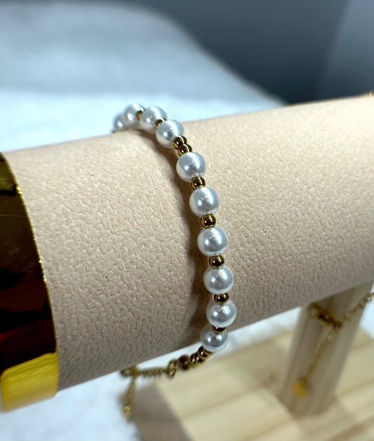 Bracelet perles blanches & acier inoxydable doré – Élégance intemporelle
