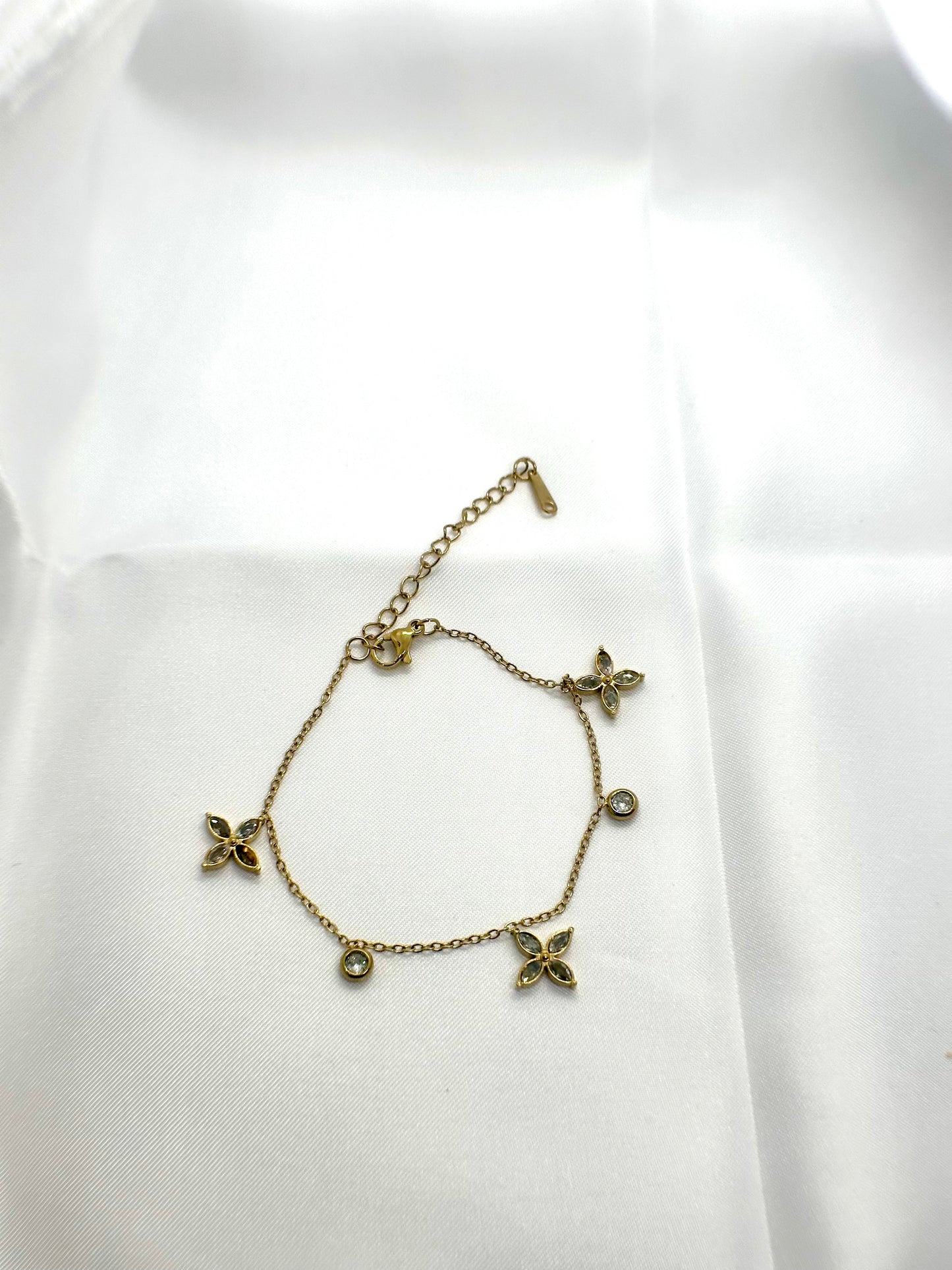 Bracelet doré à fleurs marquise et pierres