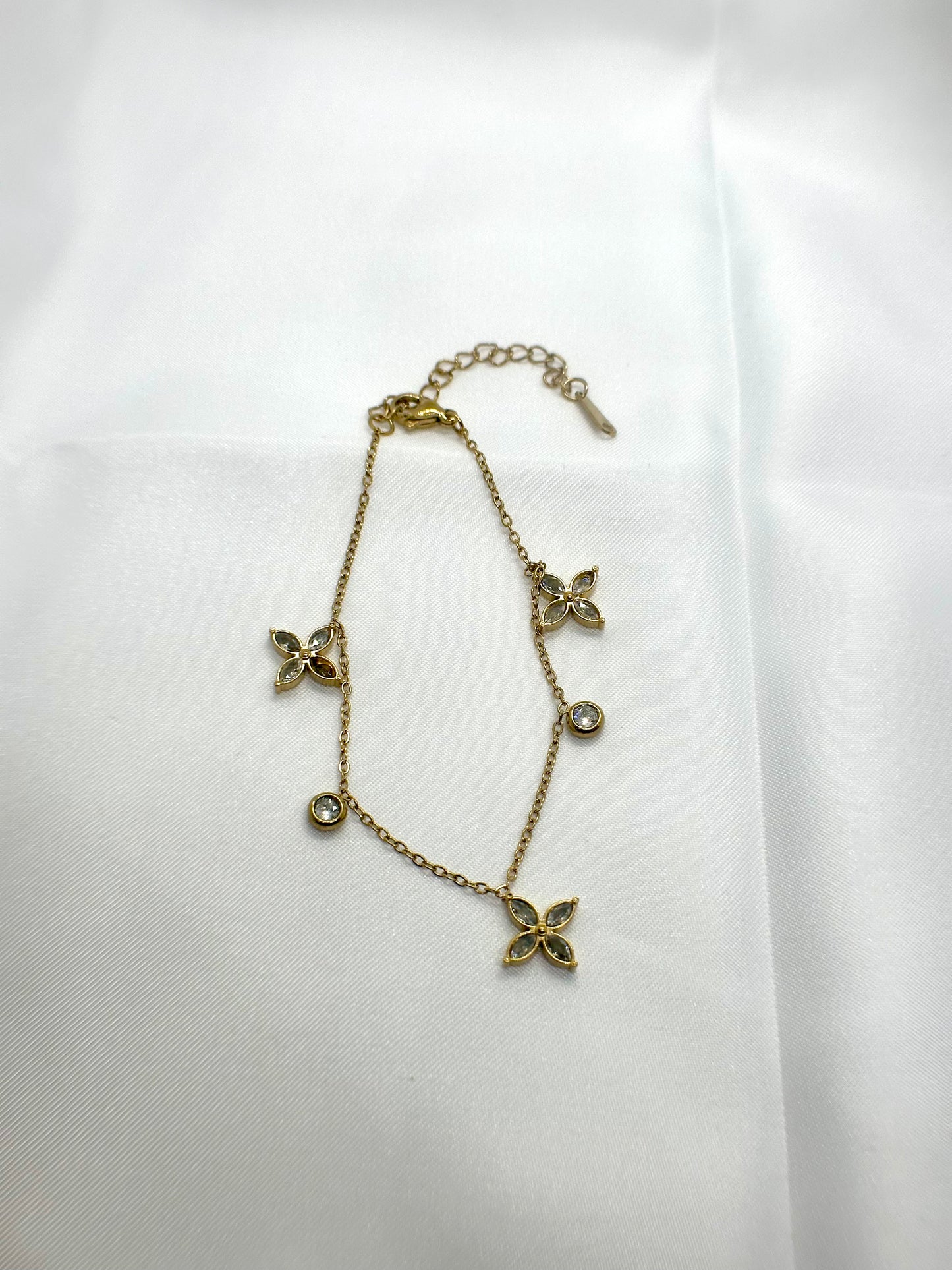 Bracelet doré à fleurs marquise et pierres