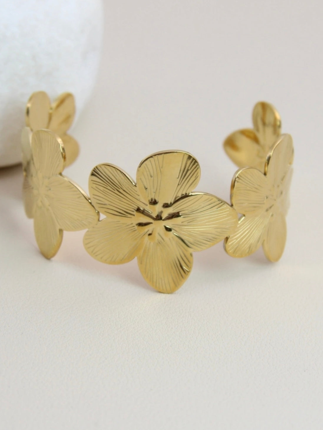 🌸 Bracelet Fleur Dorée – Acier inoxydable