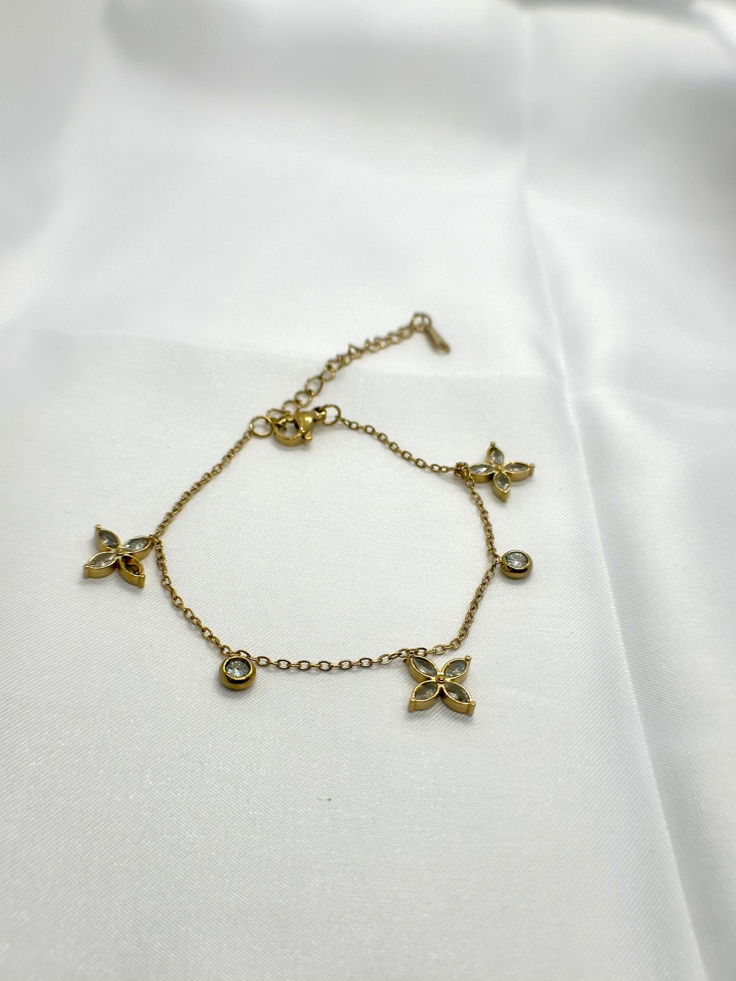 Bracelet doré à fleurs marquise et pierres