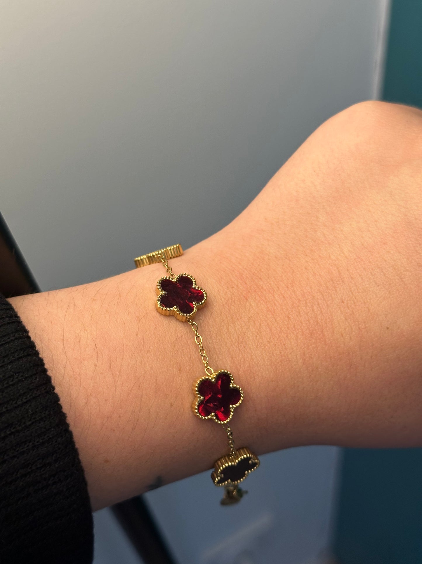 ❤️ Bracelet Trèfles Rouge Rubis – Acier Inoxydable Doré