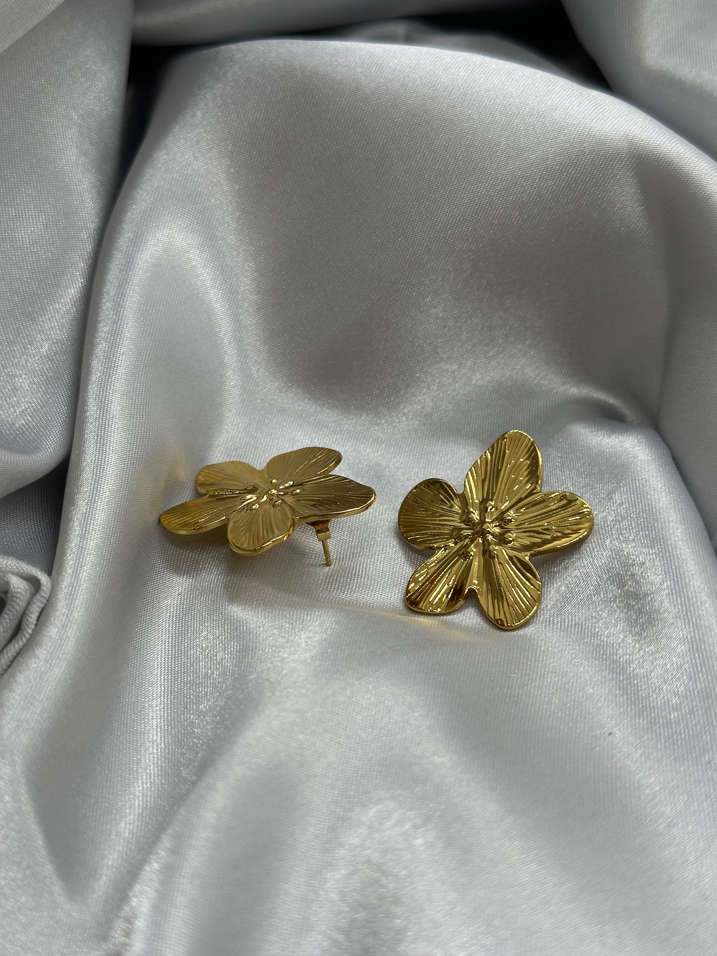 🌸 Boucles d’oreilles fleur dorée en acier inoxydable
