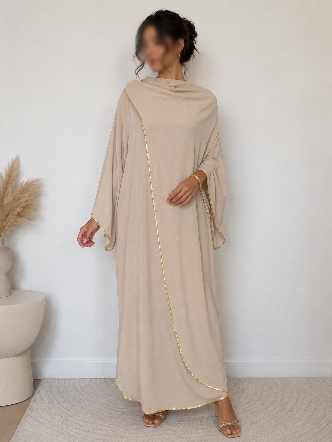 Abaya beige élégante avec détails dorés et poches