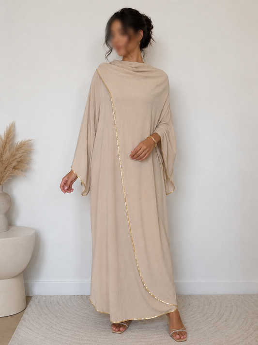 Abaya beige élégante avec détails dorés et poches