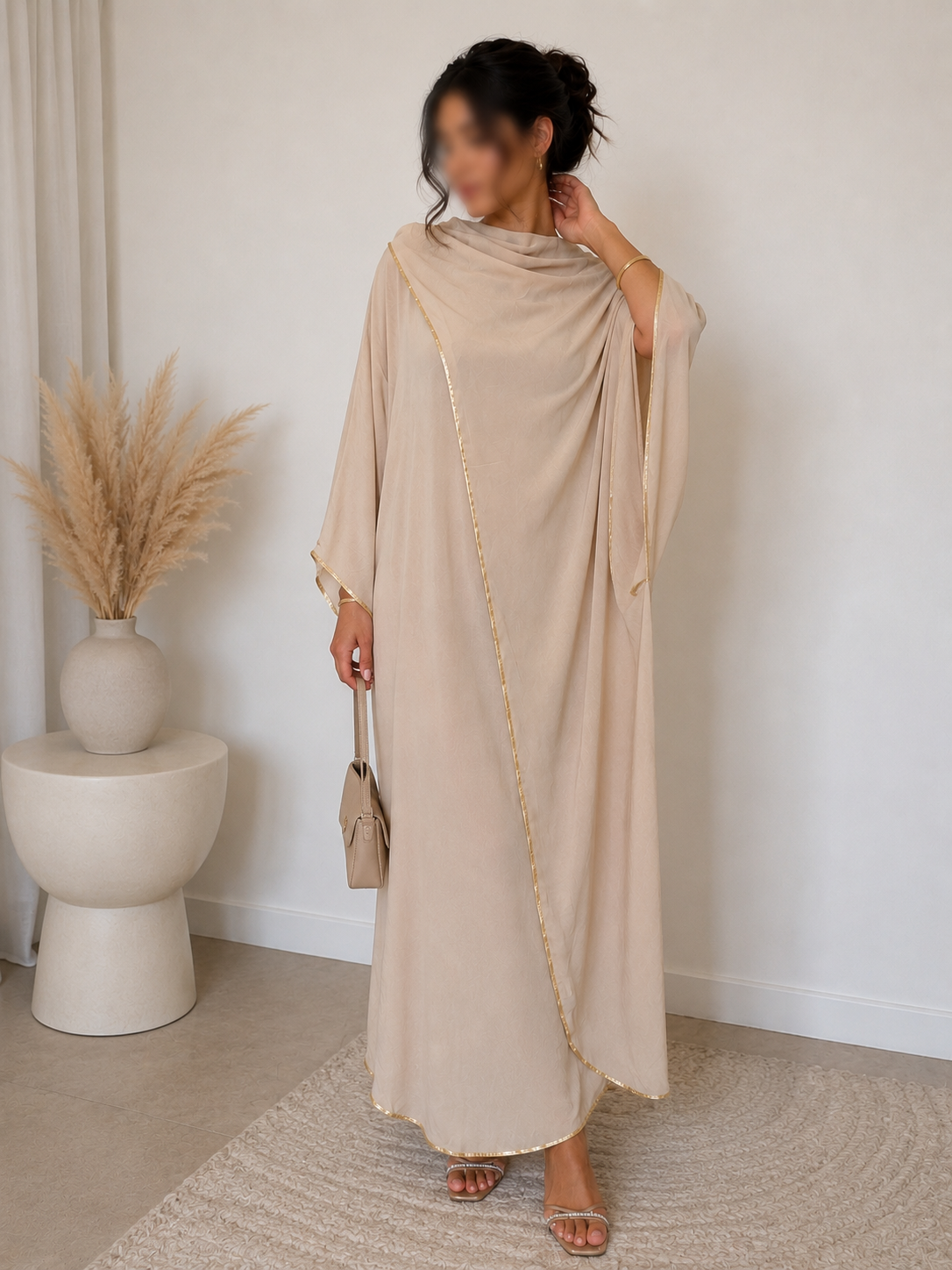 Abaya beige élégante avec détails dorés et poches